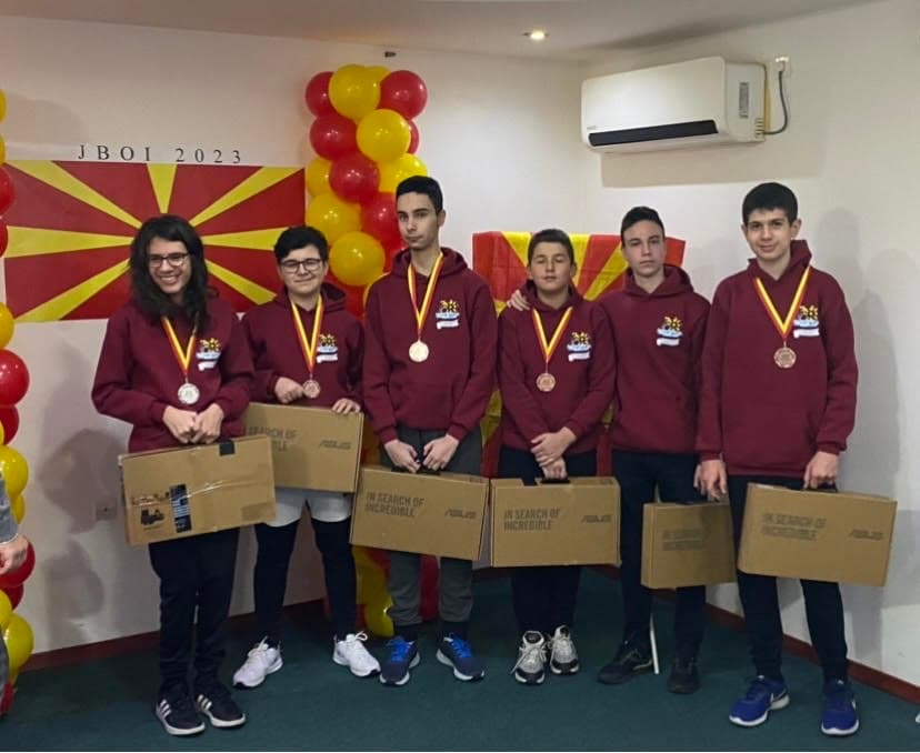 Фотографија: Лаптоп за секој Македонски натпреварувач по информатика на ЈБОИ 2023 обезбеден од Бистри Умови