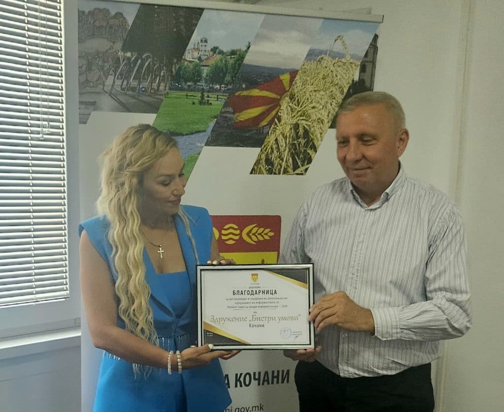 Фотографија: Градоначалникот на Општина Кочани Љупчо Папазов денес ни врачи Благодарница